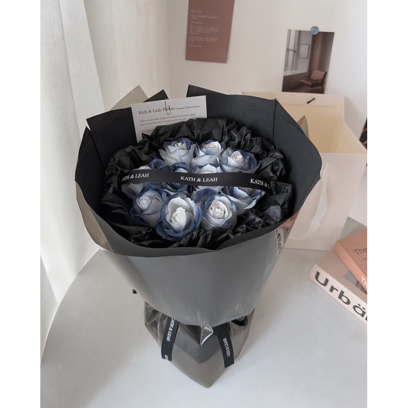 Kath & Leah Dark Blue Soap Roses ช่อดอกไม้ ช่อดอกไม้ Man Man Man ดอกไม้ที่ละเอียดอ่อน