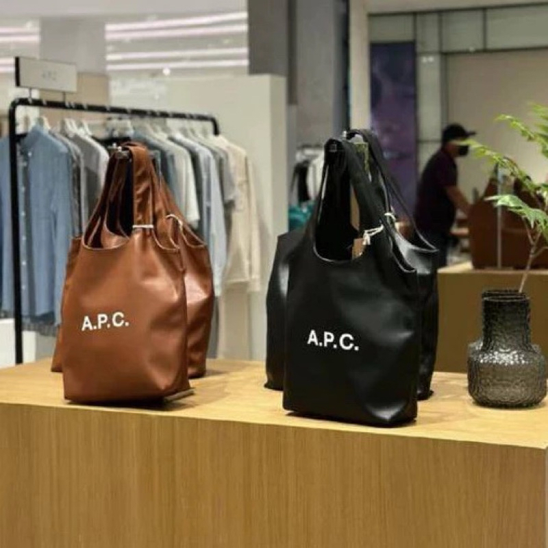 กระเป๋าสะพาย pu tote พิมพ์ลายโลโก้ APC