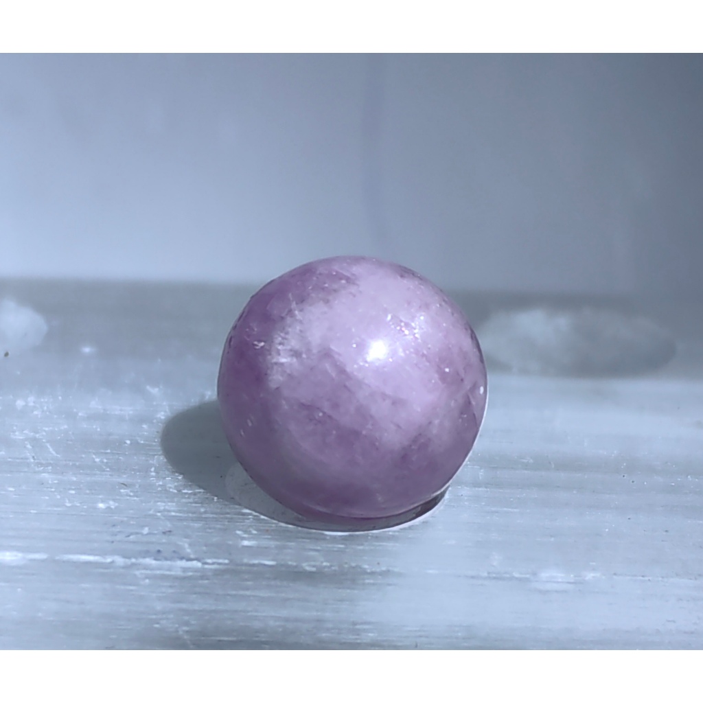 Kristal Semulajadi Kunzite Bola 12mm-14mm / คริสตัลธรรมชาติ Kunzite คริสตัลบอลธรรมชาติคริสตัล