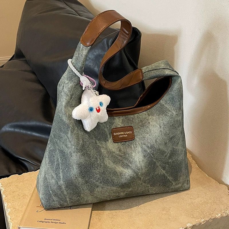 กระเป๋าสะพาย Denim Luxe Hobo พร้อมจี้รูปดาว
