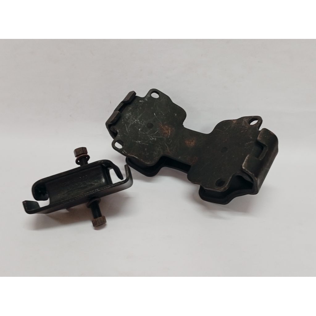 12361/12371-61020 TOYOTA LAND CRUISER FJ45 FJ60 2F ขายึดเครื่องยนต์