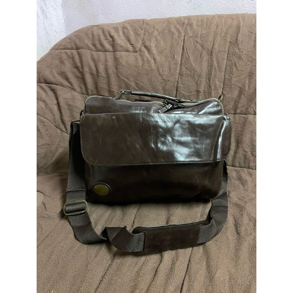 Aslan Messenger Leather Sling Bag