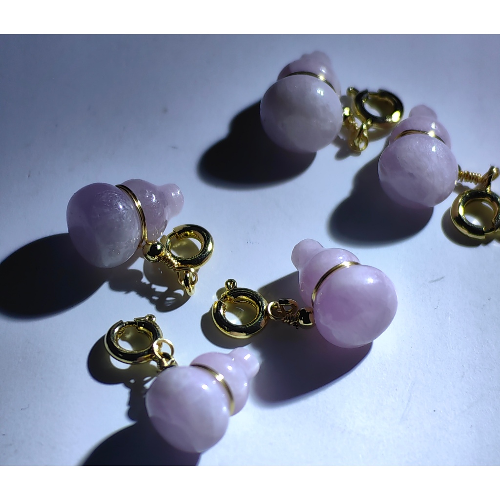 Kristal Semulajadi Kunzite Loket (Labu) / คริสตัลธรรมชาติ Kunzite Charm / จี้ (Gourd) น้ําทะเลธรรมชา