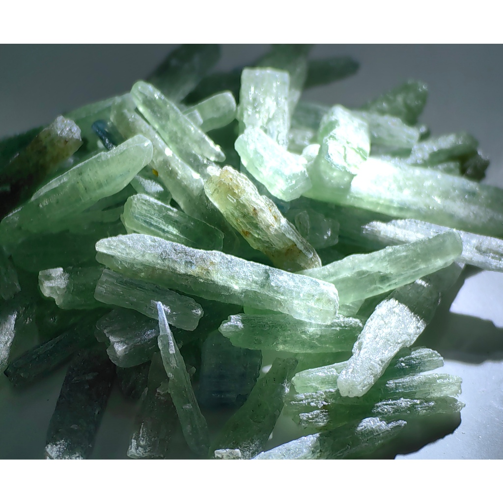 Kristan Charmi Kyanite HIjau Batu Kerikil 100g / คริสตัลธรรมชาติสีเขียว Kyanite หินดิบ 100g 天然