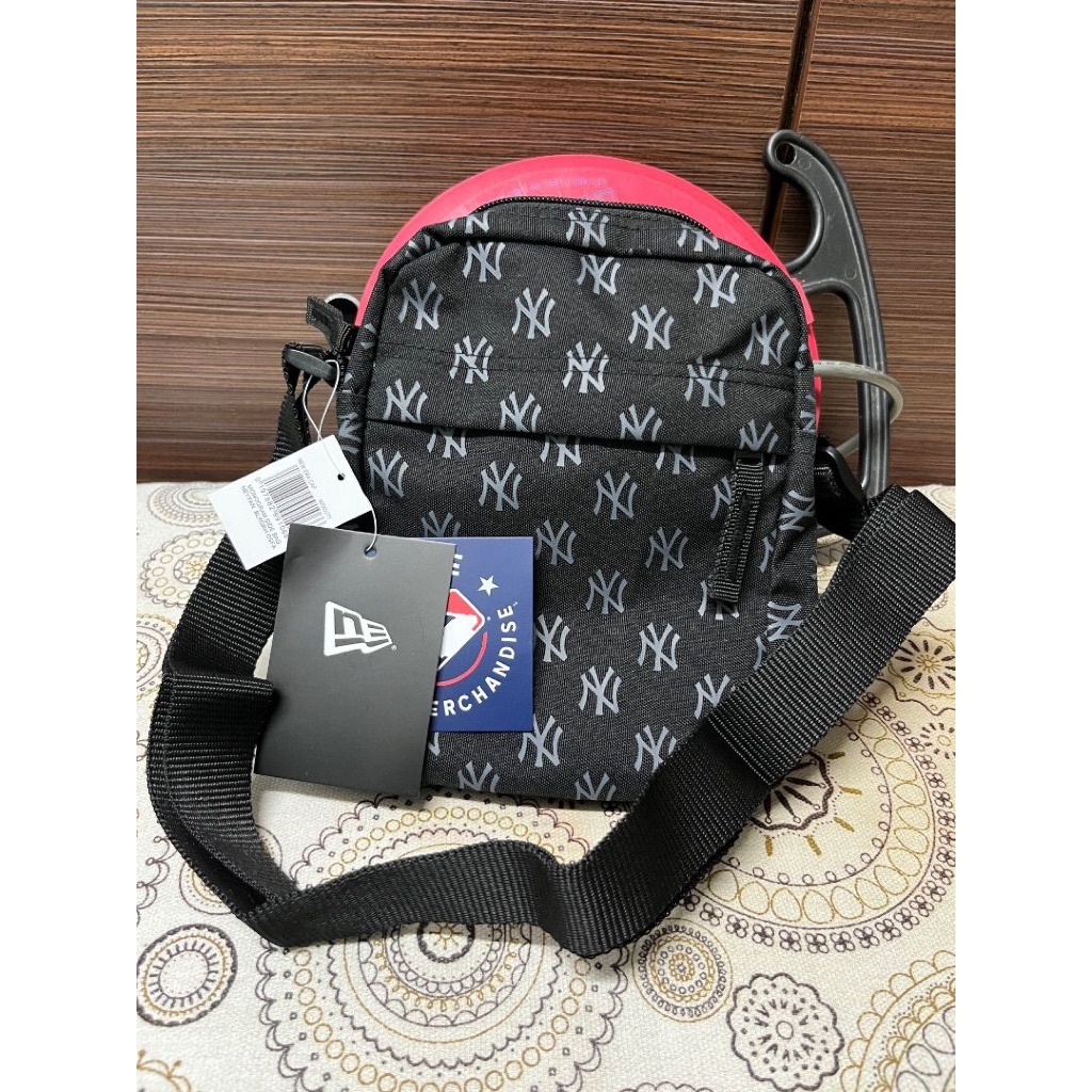 NE NYY Monogram Crossbody Flight Sling กระเป๋าสีดํา beg