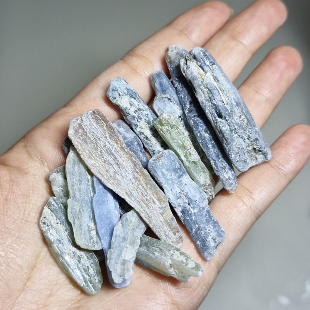 Kyanite กรวดหินดิบคริสตัล