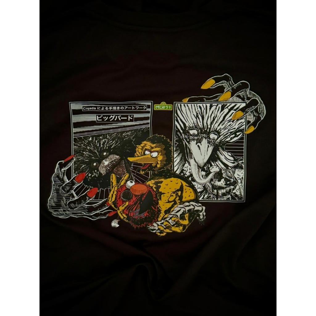 เสื้อยืด Big Bird (Sesame Street) 200gsm (สีดํา) – วาดด้วยมือของนกใหญ่ (Sesame Street)