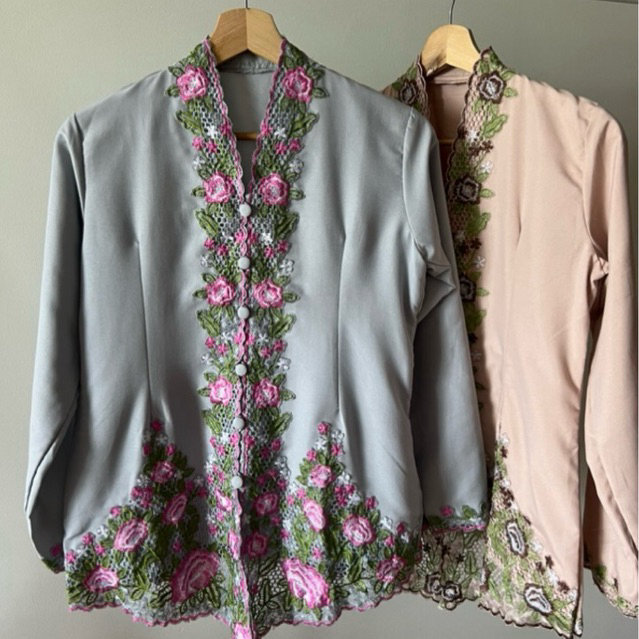 เสื้อ Nyonya Kebaya พร้อมงานปักลายดอกไม้