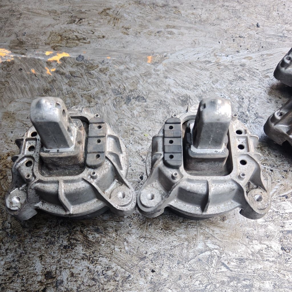 หนึ่งคู่ bmw f10 f01 f06 f07 n52 n55 เครื่องยนต์ mouting ใช้ 6 777 365/ 6 786 528