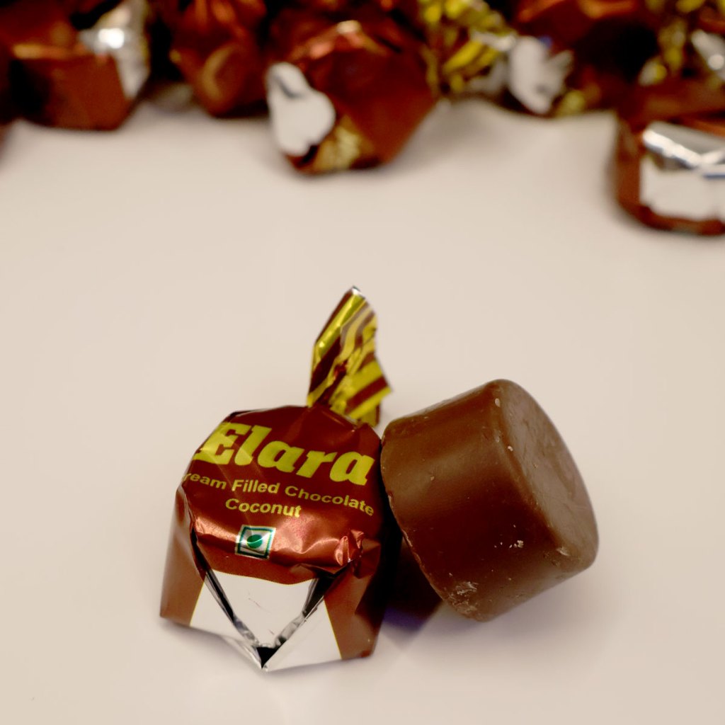 ELARA CREAM FILLED ช็อกโกแลตหวานและนุ่ม LOTUS BISCUIT, MAX ช็อกโกแลตหวานและนุ่ม