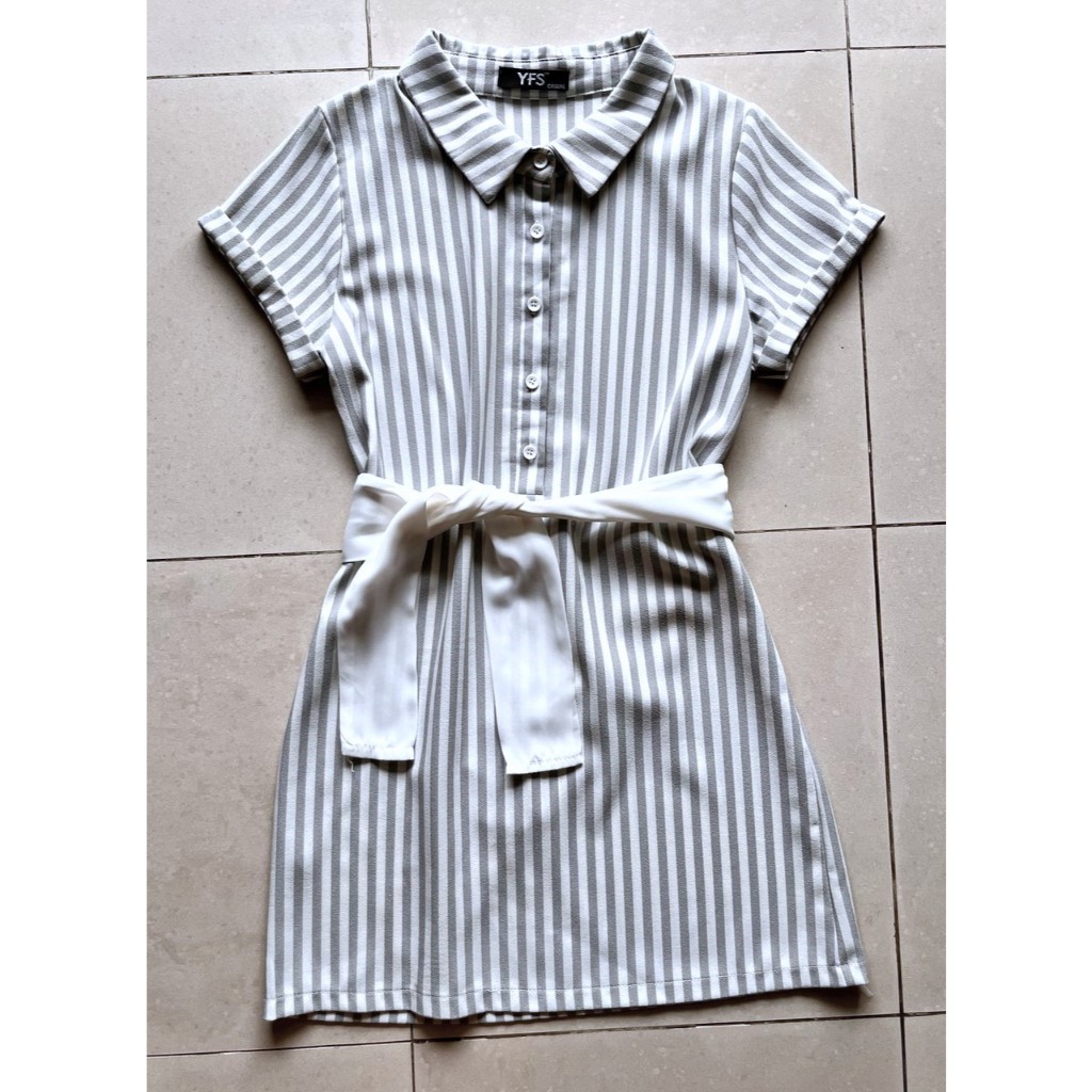 [Preloved Like New] YFS ชุดเดรสลายทางสีเทาและสีขาวลําลองพร้อมผ้าพันคอคอปกกะลาสีถอดออกได้อเนกประสงค์