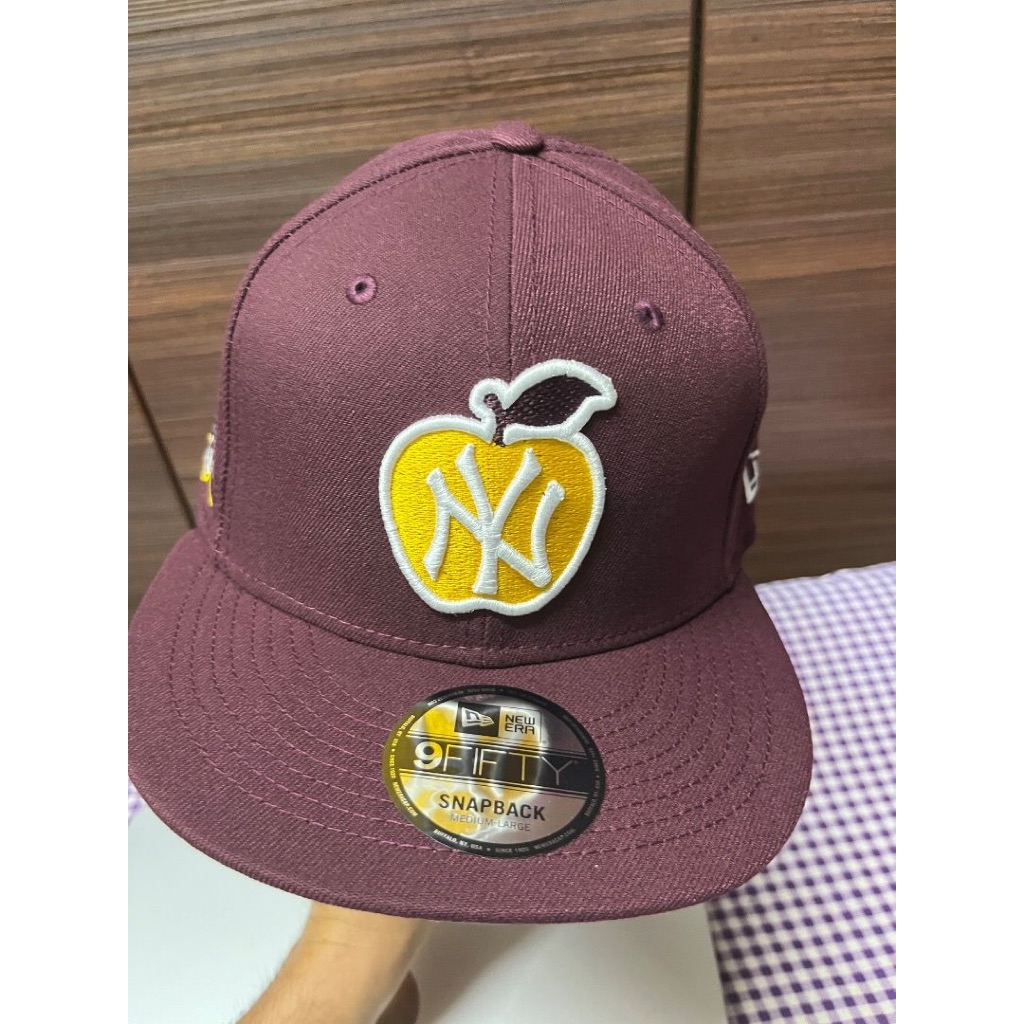 NE 9 Fifty Big Apple NYY Maroon (M/L) หมวกเบสบอล snapback ปรับได้ (56.8-61.6 ซม.)