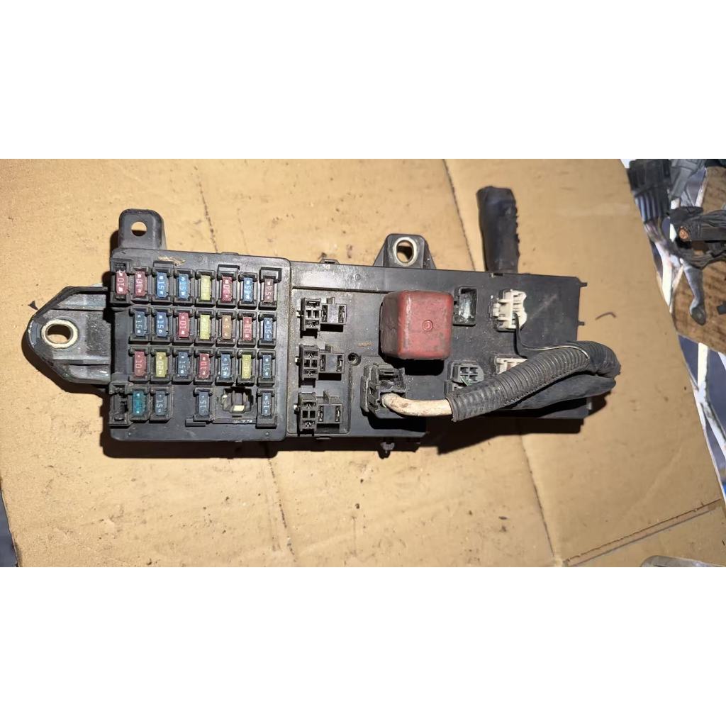 Fius Box Toyota Hiace LH113 Fuse Box ToyotaHiace LH113 (USED HALFCUT)