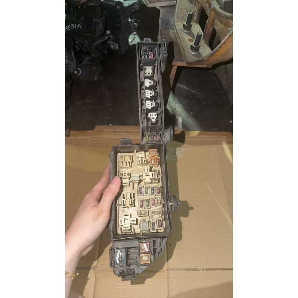 Toyota Camry SXV20 กล่องฟิวส์ด้านนอก/ Fius Box Luar Toyota Camry SXV20 (USED HGALFCUT)
