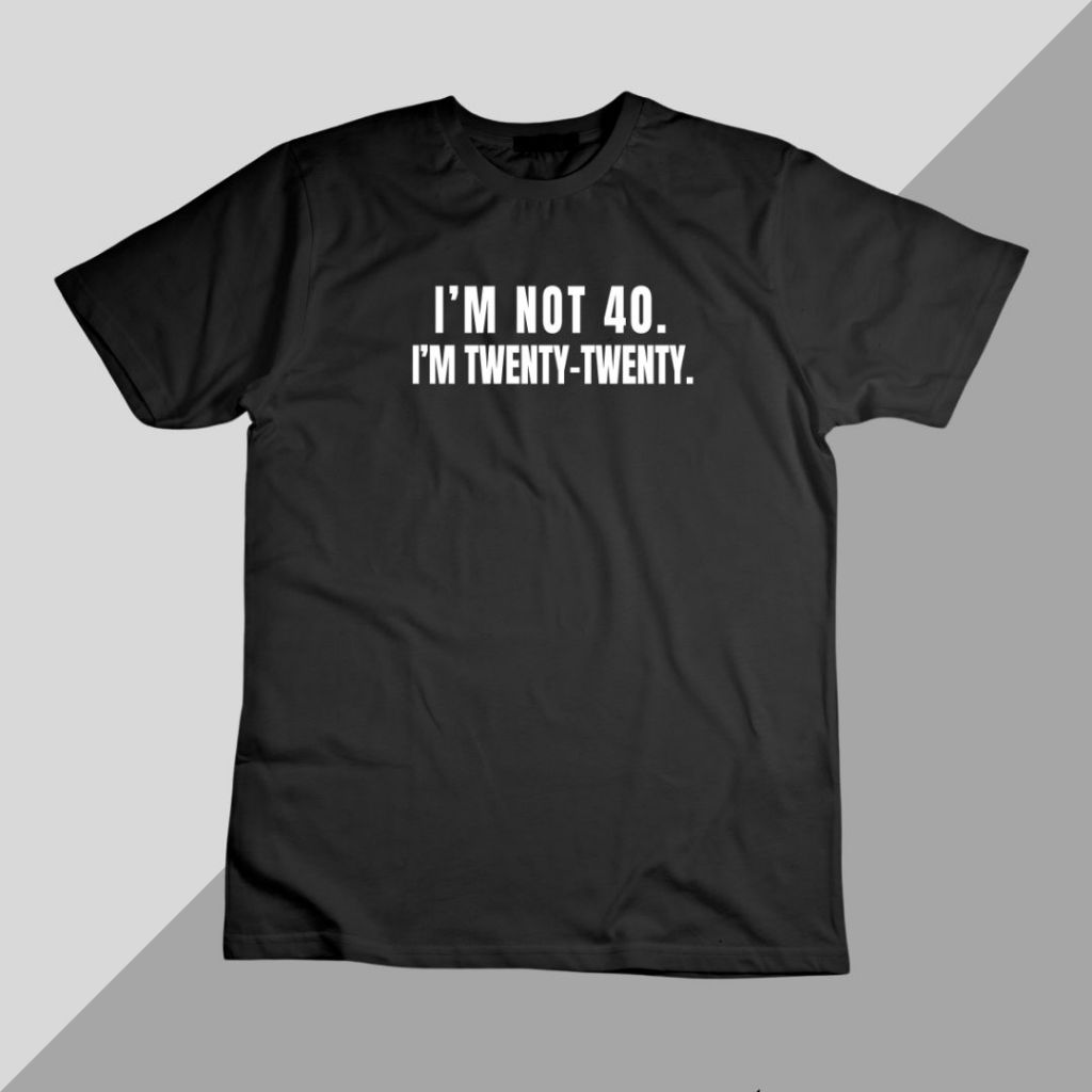 IM NOT 40(TWENTY-TWENTY) เสื้อยืดแขนสั้นคอกลม