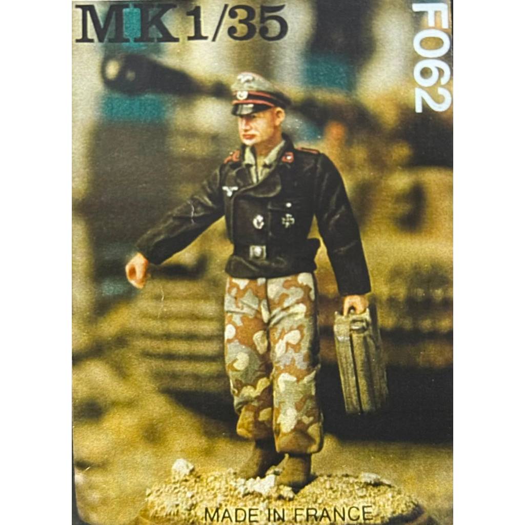 MK35Model F062 1/35 Tank Commander Carrying A JERRYCAN (Wehmacht)