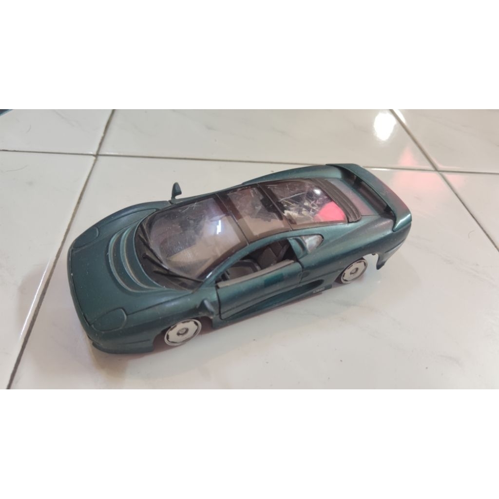 BROKEN MISSING PARTS!! WELLY 1/24 jaguar XJ220