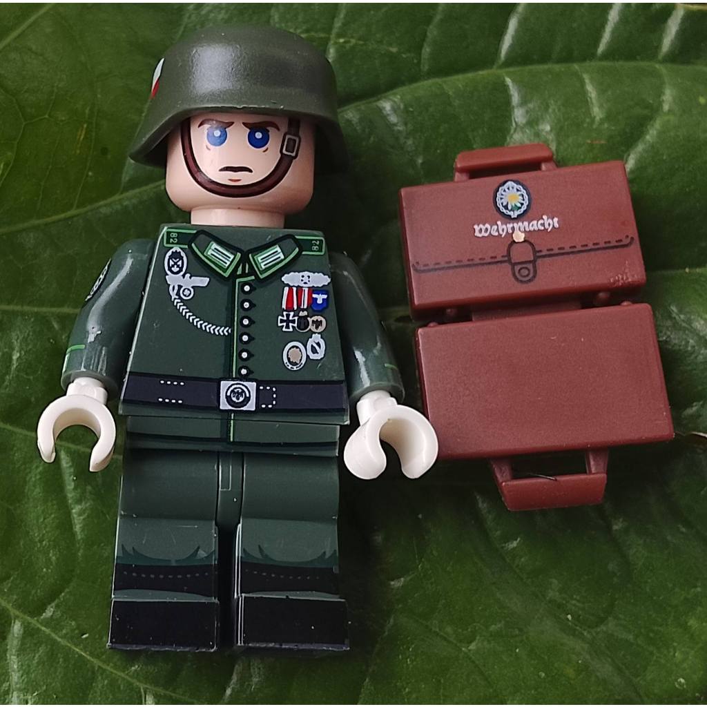WW2 German Alpine Troop พร้อมกระเป๋าเอกสาร
