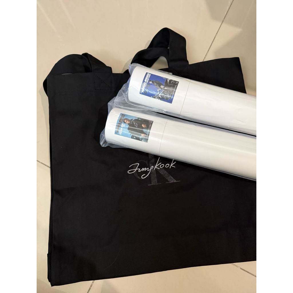 กระเป๋าและโปสเตอร์ CKJK TOTE ใหม่