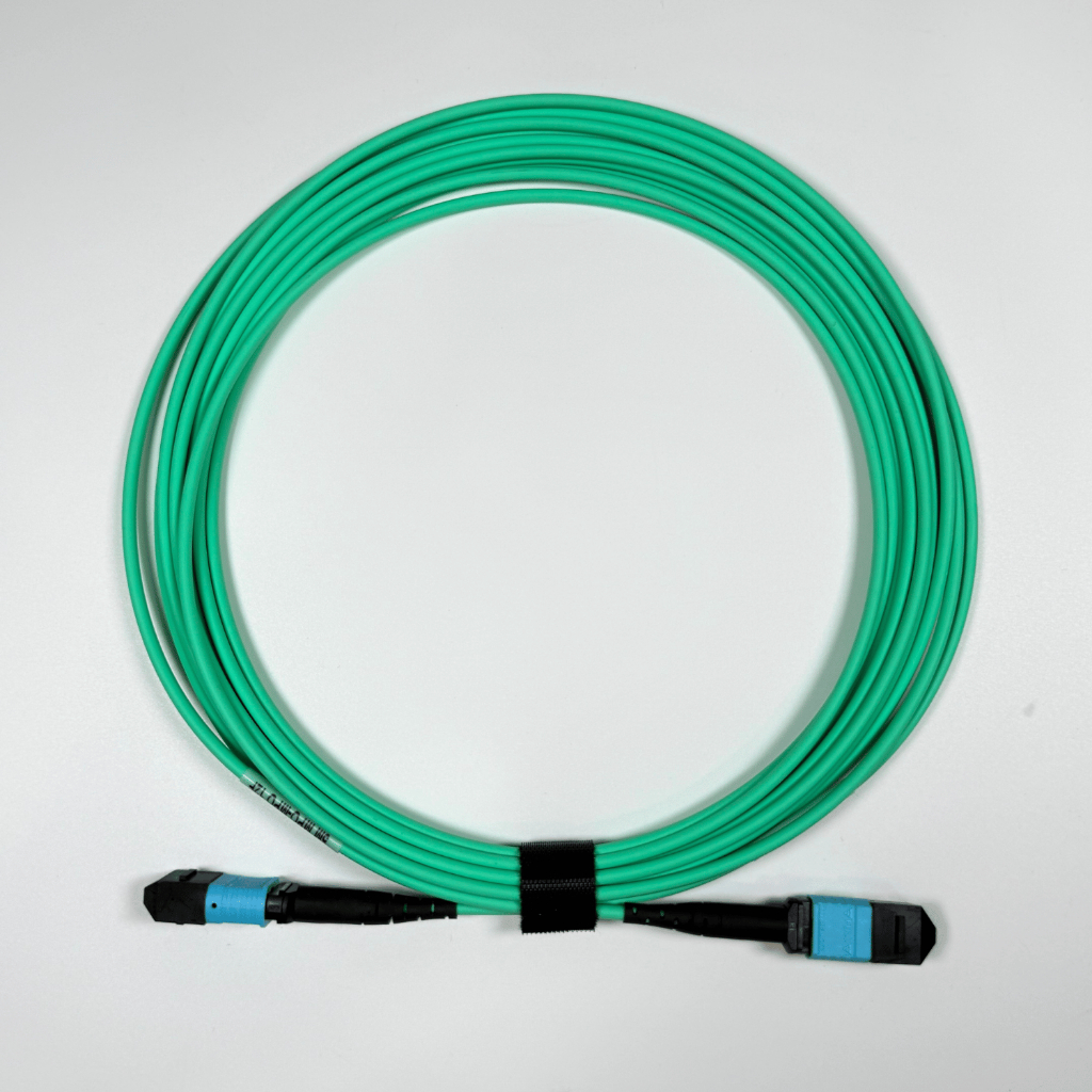 MPO ถึง MPO เชื่อมต่อได้ OM4 MPO-MPO 3MM TYPE B LSZH 50/125 Multimode 12 CORE FIBER PATCH CORD CABLE