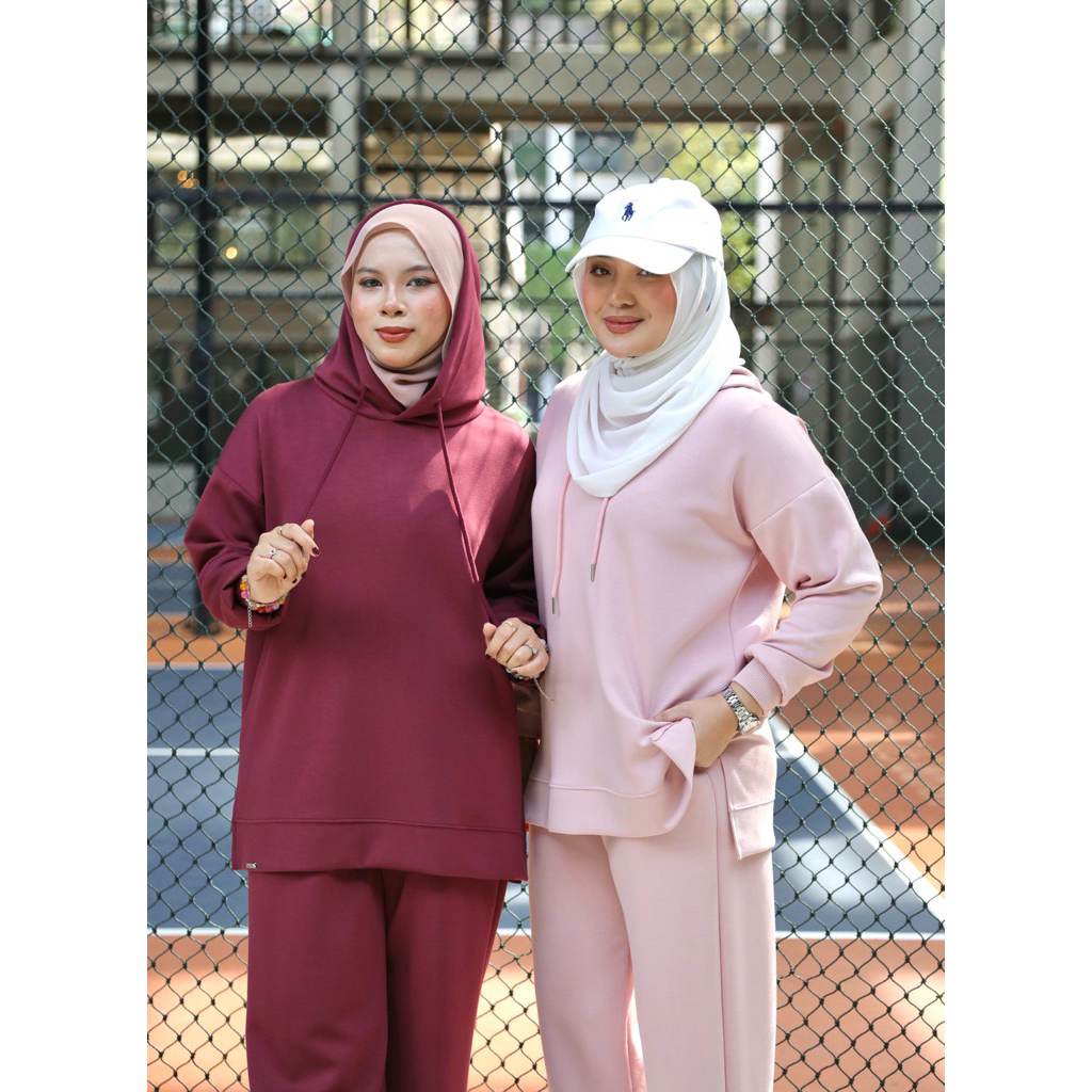 SWEATSHIRT HOODIE AIRPORT OUTFIT JENNIE SWEATSUIT RICH BROWN SOFT PINK