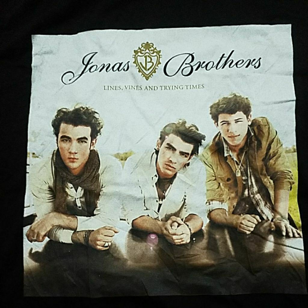JONAS BROTHERS BAND SHIRT SIZE XL 22X28 INCH LIKE NEW