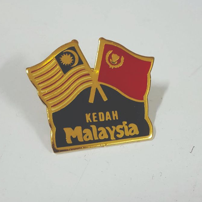 เข็มกลัดคอปก Kedah ขนาด 3cm L x 2.5cm H พร้อมกล่อง