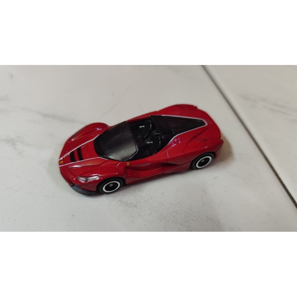 Takara tomy tomica ferrari la ferrari