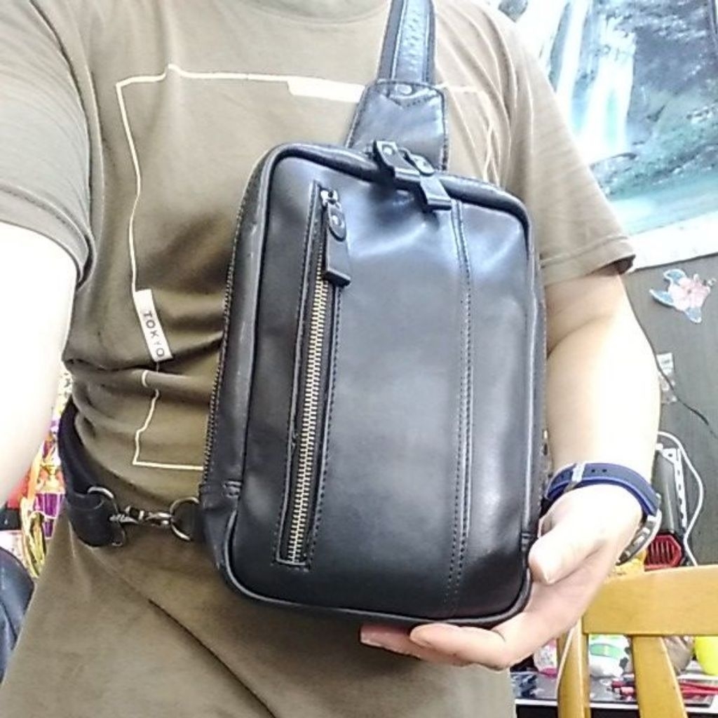 (USED)(99%NEW BAG)KICKERS LEATHER CROSSBODY BAG