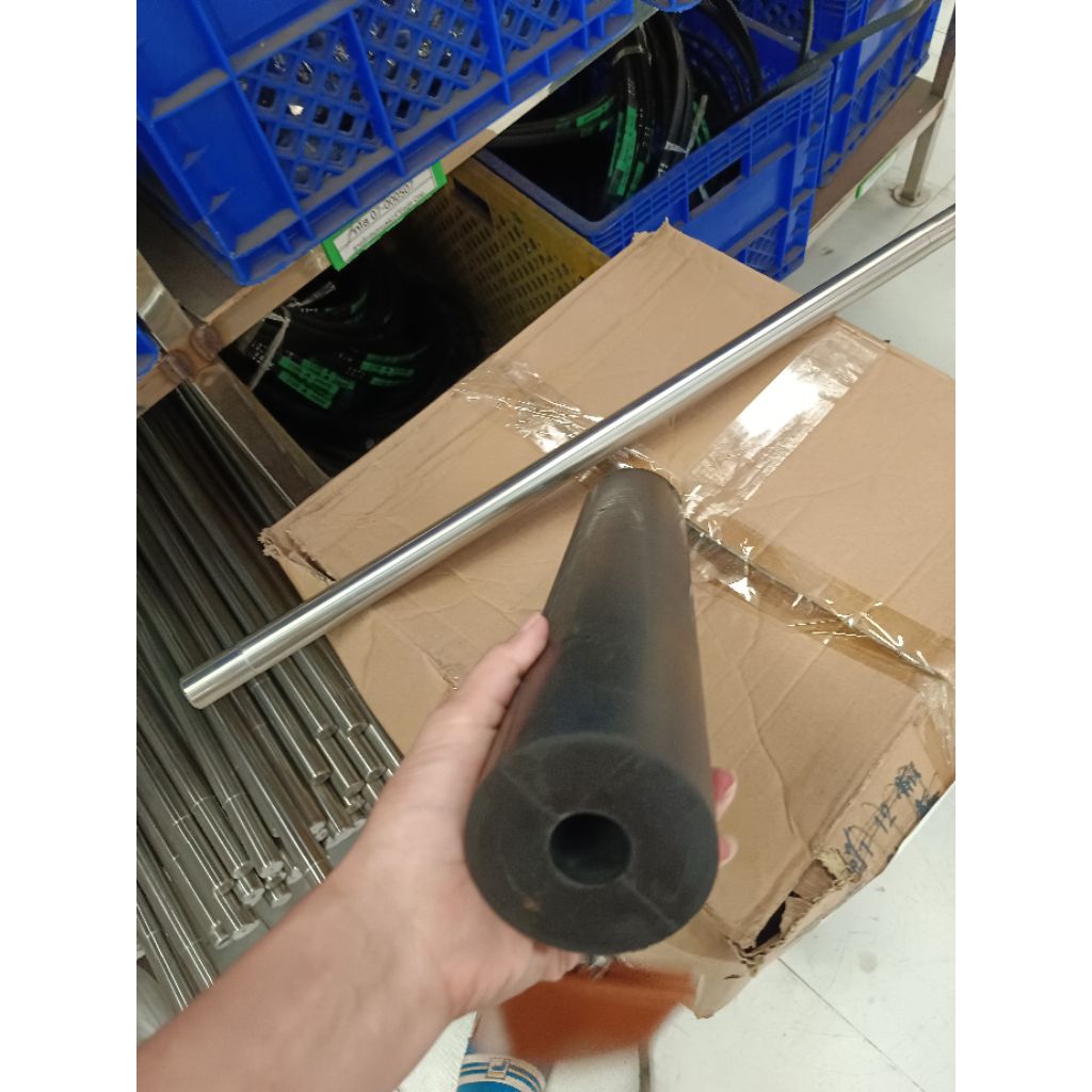 (1 แท่ง ) ลูกยางเครื่องล้างถังภายนอก ลูกยางสีดำ เส้นผ่าศูนย์กลาง 3 ยาว 15 รูแกน 1 นิ้ว