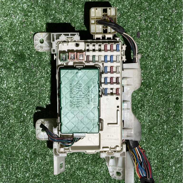 Toyota Corolla Altis ZZE 122 กล่องฟิวส์ด้านใน Fusebox 82641-12211