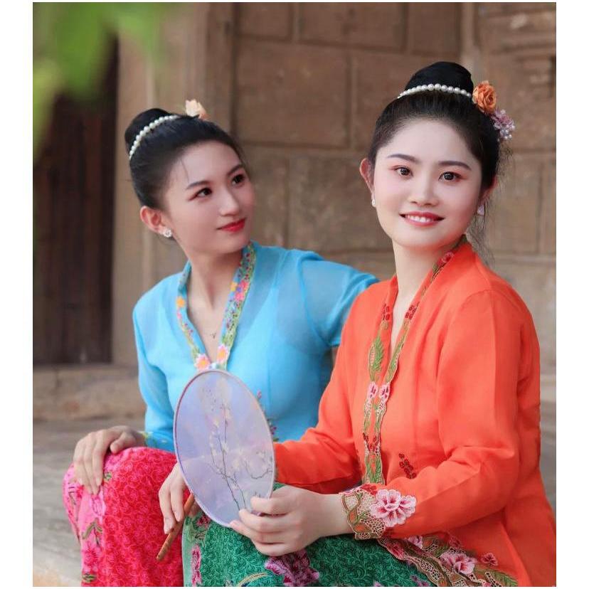 Nyonya Kebaya Top ไซส์ XS มีกระดุม