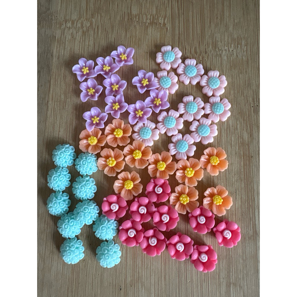 RM4.50/50 ชิ้น : TF-523 - เรซิ่น - ดอกไม้ - 1.3 ซม. ถึง 1.5 ซม.