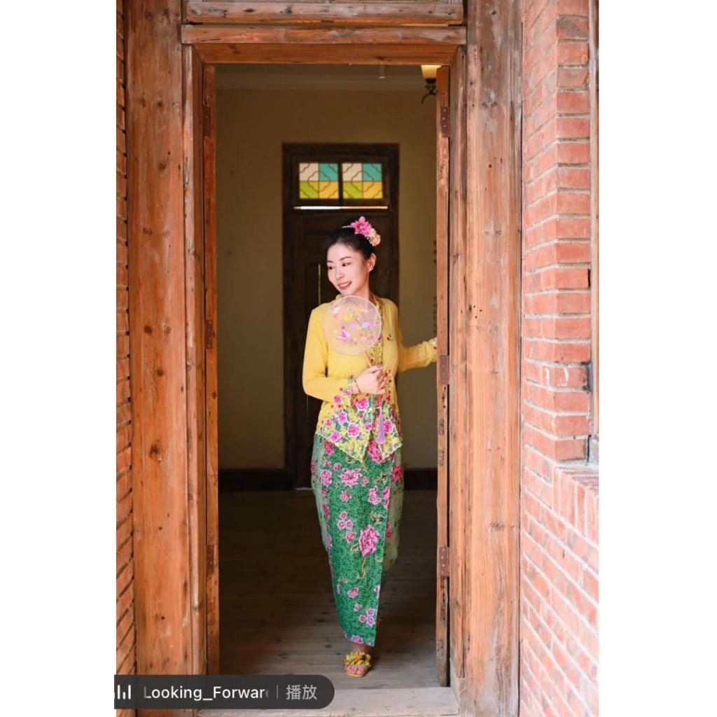 เสื้อ Nyonya Kebaya ไซส์ M มีกระดุม