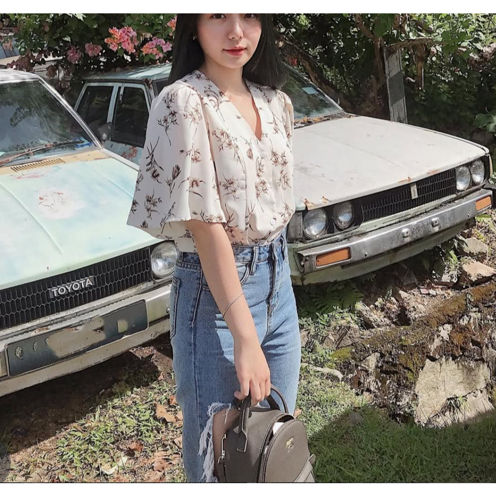 [SM] Arimee Beige-Cream Floral V เสื้อคอกระดุมแขนแต่งระบาย