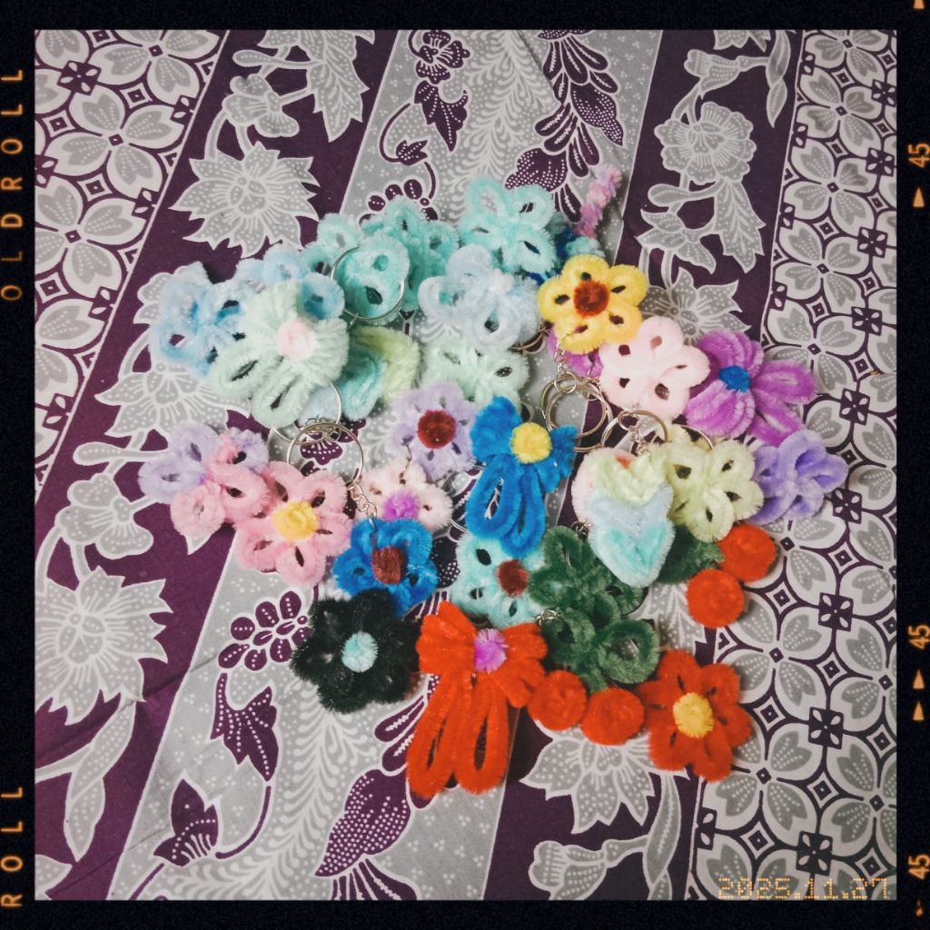 พวงกุญแจกระเป๋าตาบอด 1 ชิ้น (Kawat Bulu) / Blind Box Fuzzy Wire