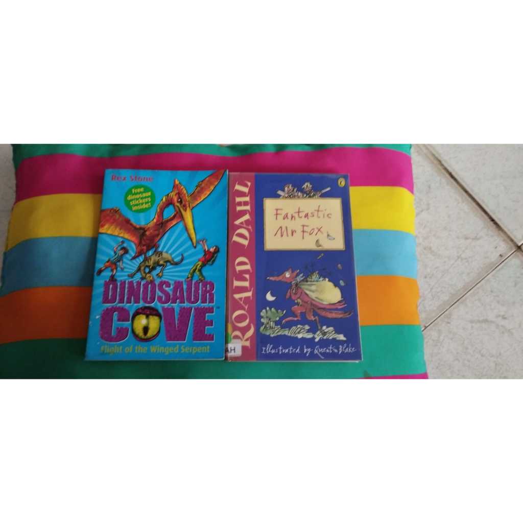 FANTASTIC MR FOX by RALD DAHL + FIGHT OF THE WINED SERPT (DINOSAUR COVE) โดย Rex Stone 2 เล่มใน 1 รา