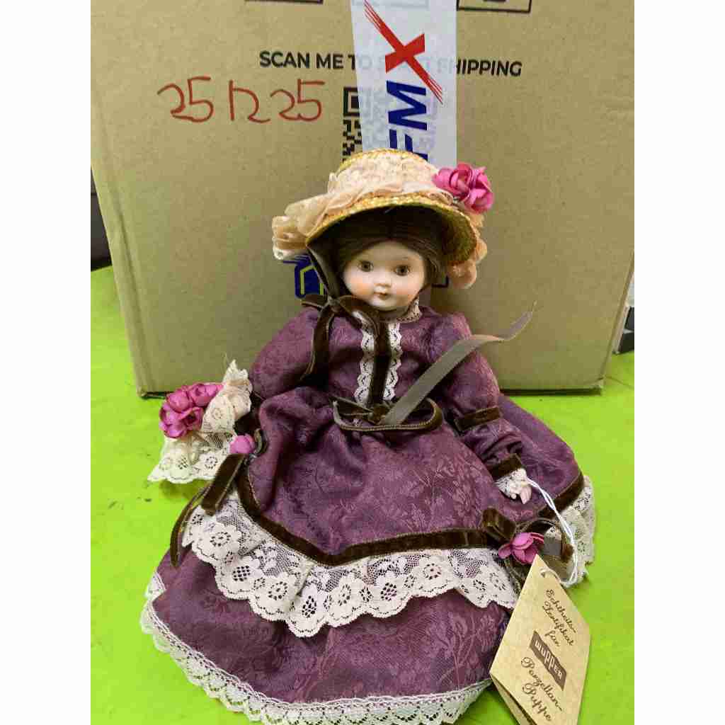 Perloved Hand Made Collectible Wupper Porcelain Doll ของสะสม