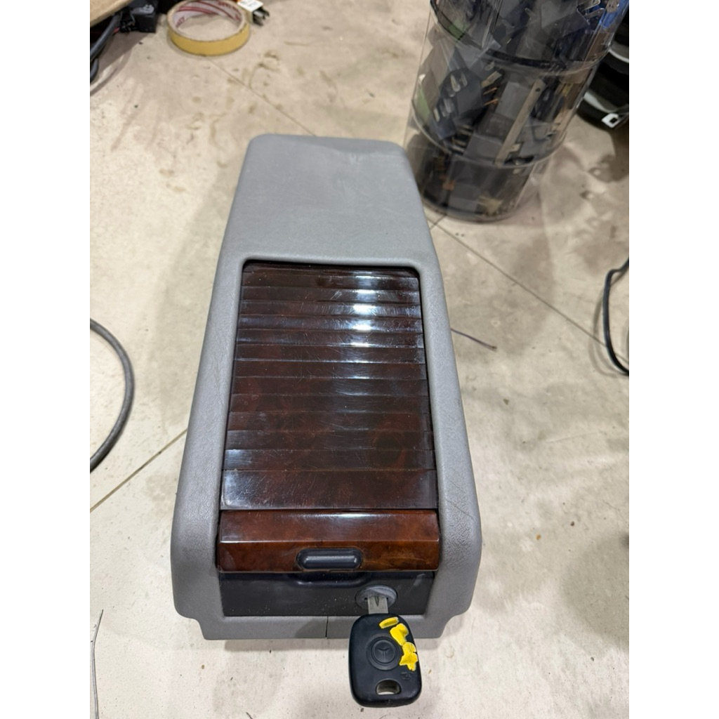 กล่องคอนโซล Mercedes Benz W124E พร้อมกุญแจ