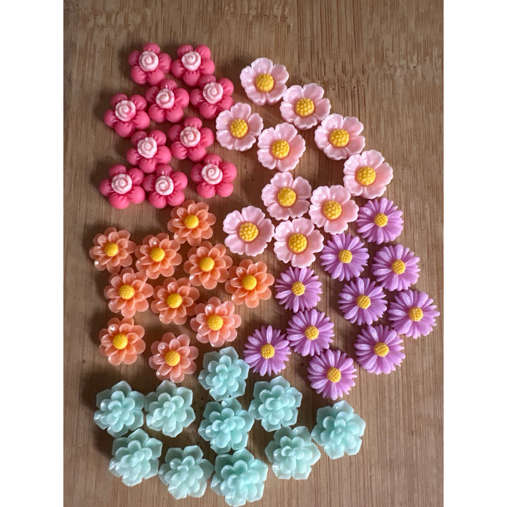 RM4.50/50 ชิ้น : TF-824 - เรซิ่น - ดอกไม้ - 1.3 ซม. ถึง 1.5 ซม.