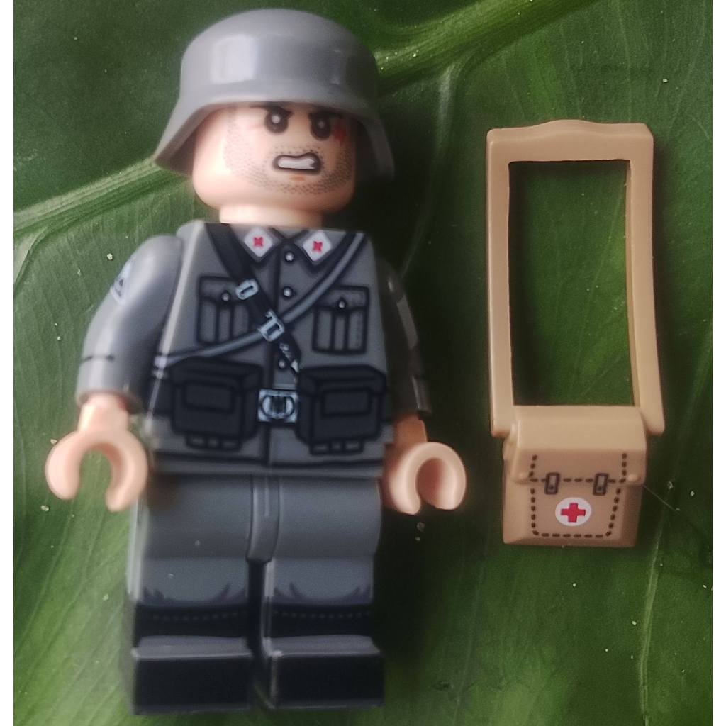 WW2 German medic พร้อมกระเป๋าทางการแพทย์
