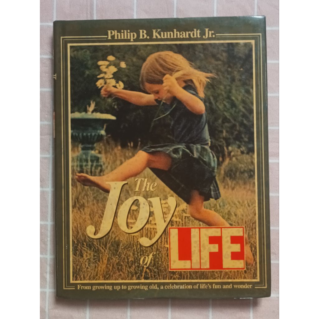 สั่งซื้อล่วงหน้า THE JOY OF LIFE philip b kunhardt HARDCOVER