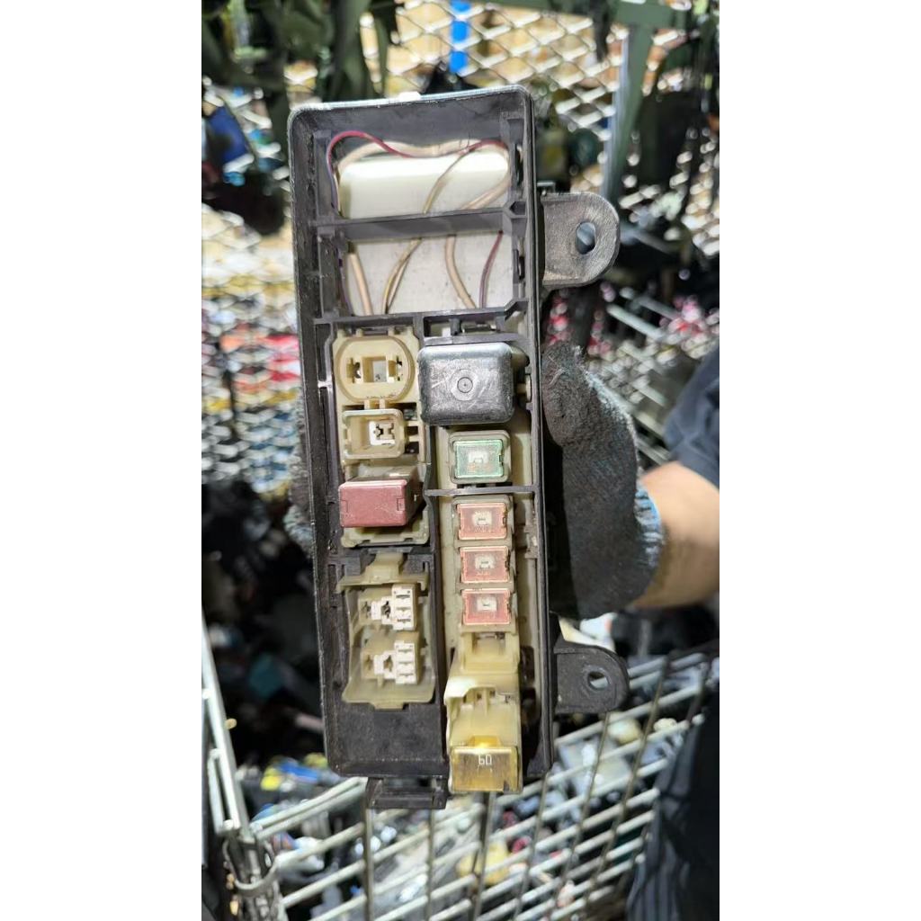 Fius Box Toyota Hiace LH113 Fuse Box Toyota Hiace LH113 (USED HALCUT)