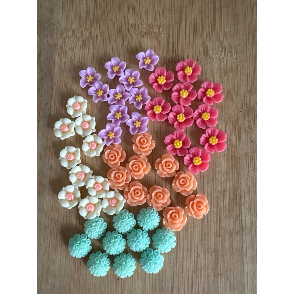 RM4.50/50 ชิ้น : TF-400 - เรซิ่น - ดอกไม้ - 1.3 ซม. ถึง 1.5 ซม.