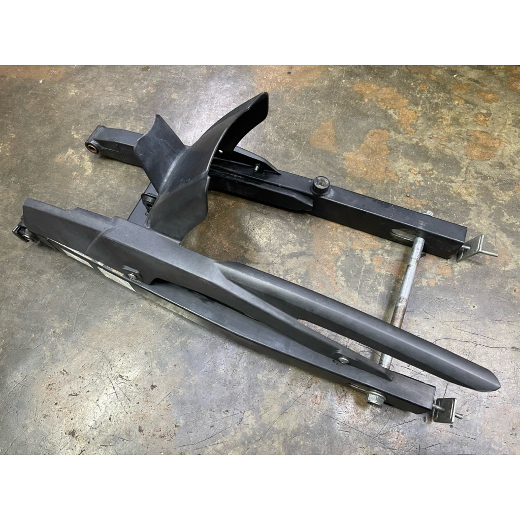 100% มือสอง Y15ZR Y15 V1 V2 Ysuku Yamaha มอเตอร์สวิงอาร์มหลัง B17-F2110-00
