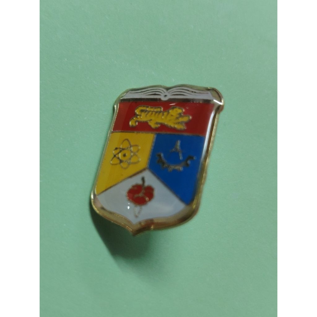 เข็มกลัดคอปก ป้ายมหาวิทยาลัย UKM พร้อมหมุดคอปกอีพ็อกซี่ Ecthing สีทอง