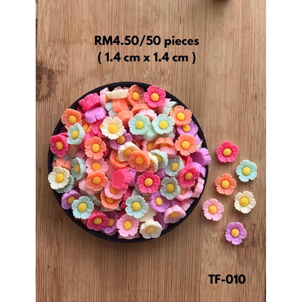 RM4.50/50 ชิ้น : TF-010 - เรซิ่น - ดอกไม้ - 1.4 ซม. x 1.4 ซม.