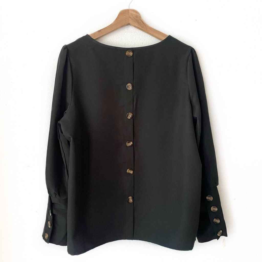 LOVITO เสื้อเบลาส์สีดําปุ่มหลังแขนยาว