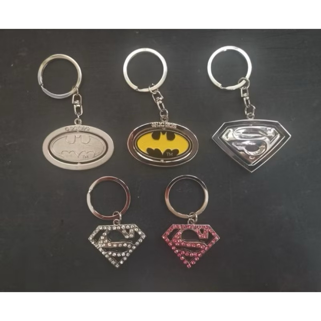 SUPERHERO พวงกุญแจ Superman / Batman [1 ชิ้น]