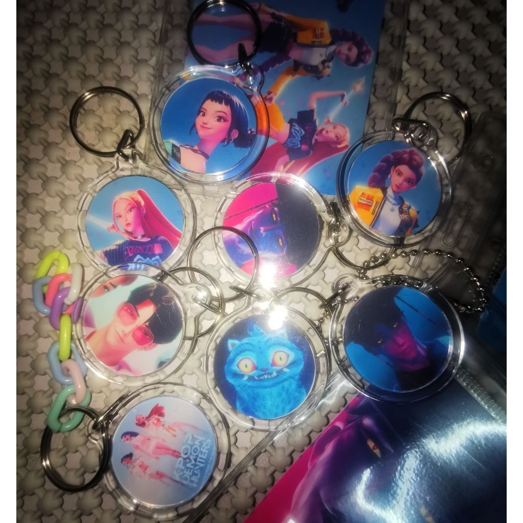 <KPOP DEMON HUNTER >KEYCHAIN KDH HUNTRIX SAJA BOYS RUMI JINU ZOEY